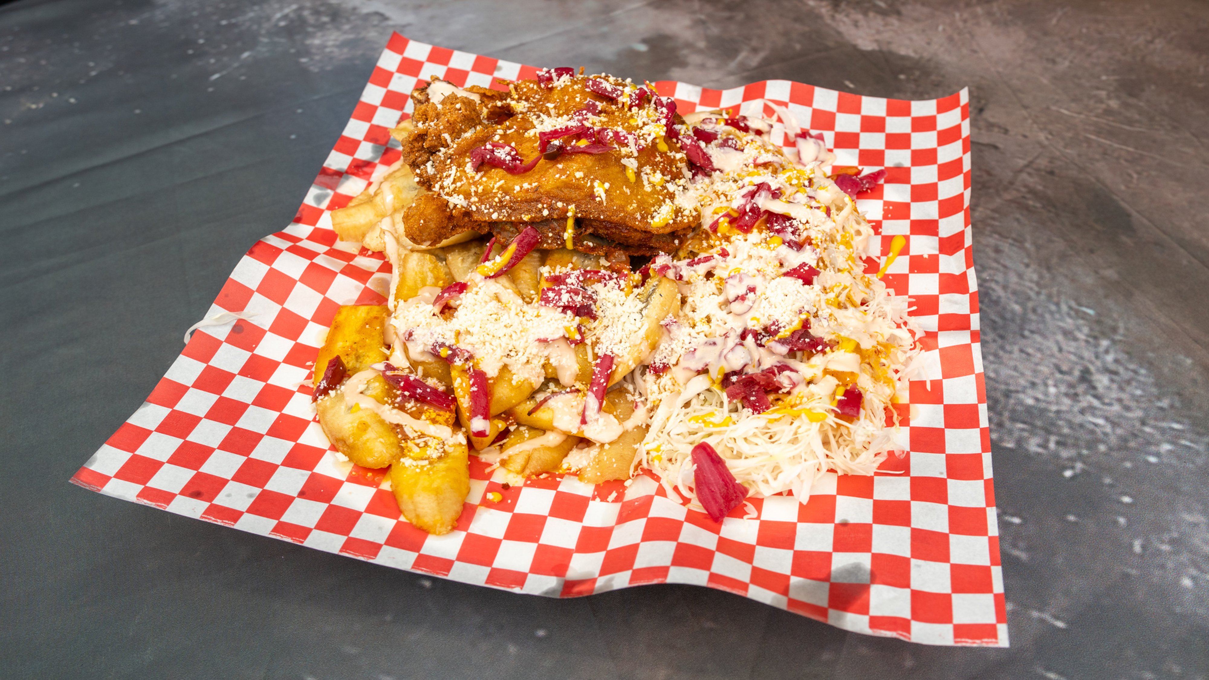 Honduran fried chicken with green fried bananas